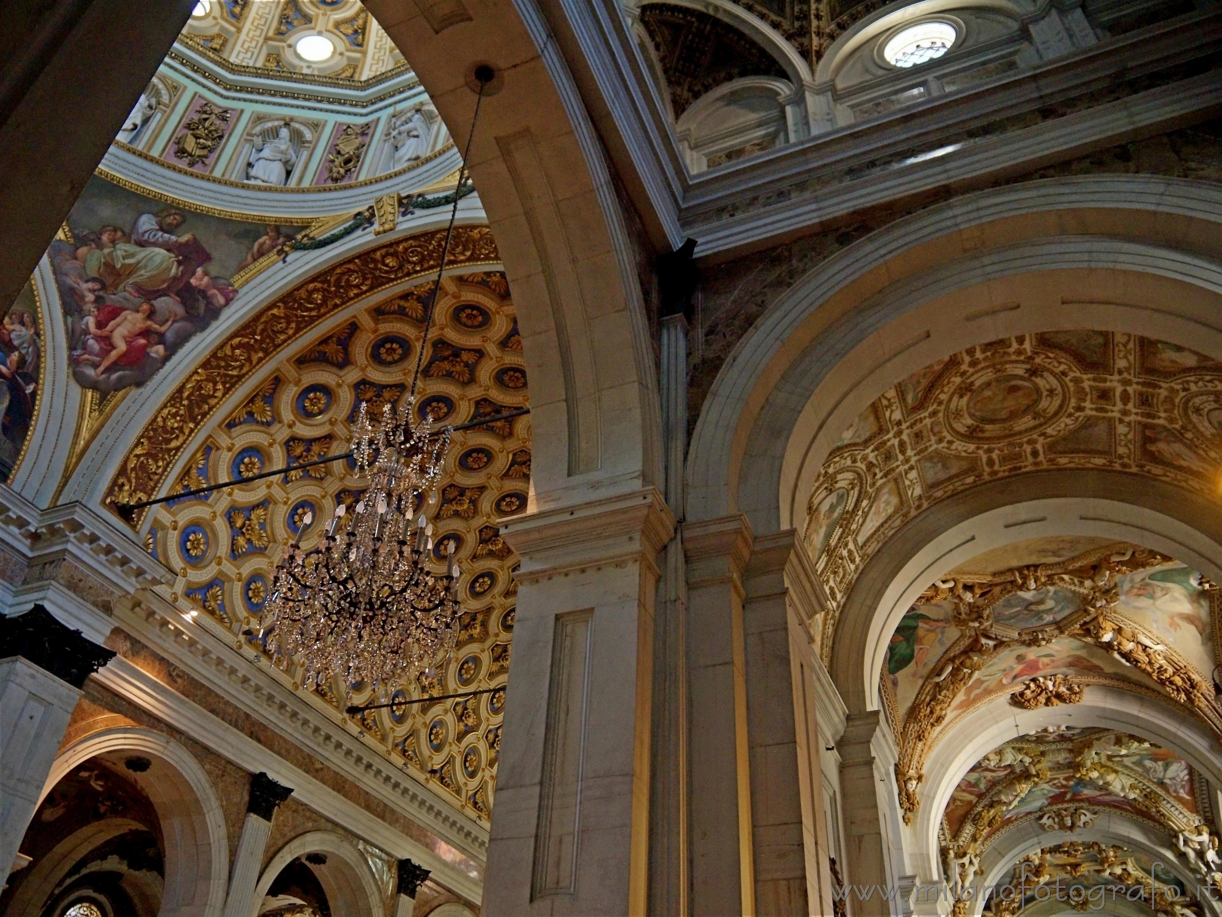 Milano - Giochi di forme e colori all'interno della Chiesa di Santa Maria dei Miracoli